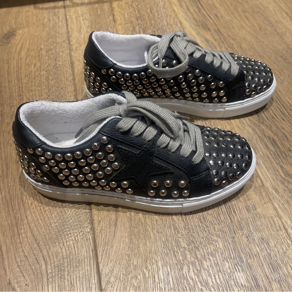 Steven New York by Steve Madden Phunky Studded Fashion Sneaker Shoe Womens 6